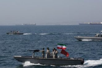 قيادة الأسطول الأمريكي تنفي تقارير إيرانية عن احتجاز زورقين في البحر الأحمر