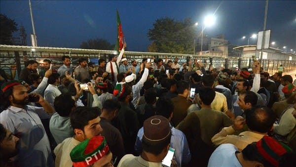باكستان.  حزب عمران خان ينظم احتجاجات بعد `` محاولة اغتيال ''