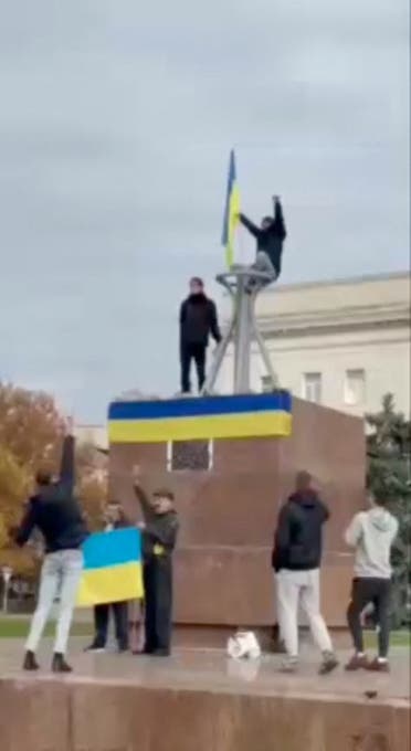 رفع العلم الأوكراني في خيرسون - رويترز