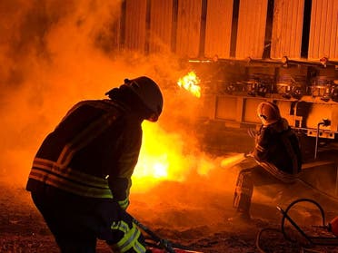 محاولة إخماد حريق في منشأة كهرباء في كييف بعد قصف روسي هذا الأسبوع