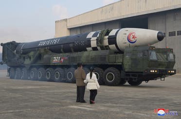 زعيم كوريا الشمالية مع ابنته يشرفان على إطلاق صاروخ باليستي عابر للقارات - رويترز