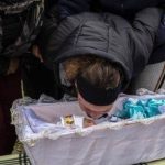 يومان .. دفن أصغر ضحية للعملية الروسية في أوكرانيا