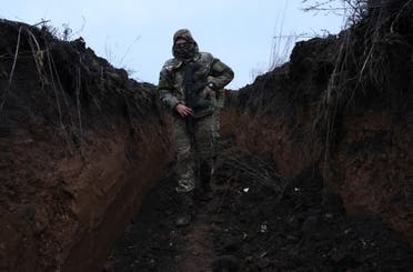 جندي أوكراني في خندق (رويترز)