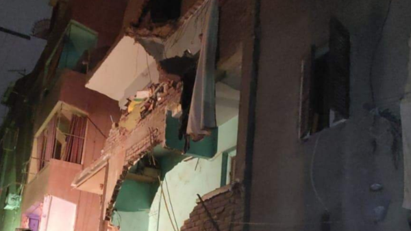 "أعطوني الحياة" .. لحظة إنقاذ عجوز من تحت أنقاض مبنى "إمبابة"