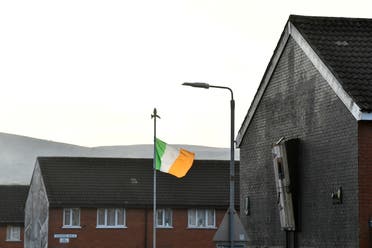 علم جمهورية أيرلندا مرفوع في بلفاست ، أيرلندا الشمالية
