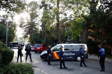 الشرطة خارج السفارة الأوكرانية في مدريد بعد اكتشاف الرسالة المفخخة