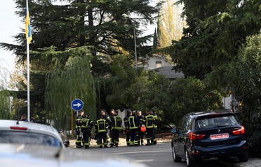 الشرطة خارج السفارة الأوكرانية في مدريد بعد اكتشاف الرسالة المفخخة