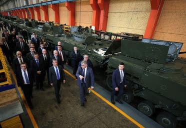 ميدفيديف خلال زيارة لمصنع أسلحة روسي الشهر الماضي.