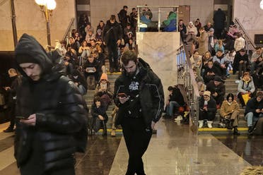 لجأ سكان كييف أمس إلى محطات المترو لحماية أنفسهم من القصف.