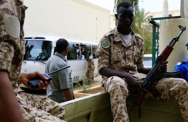 عضو بالشرطة السودانية بالخرطوم - ملف رويترز