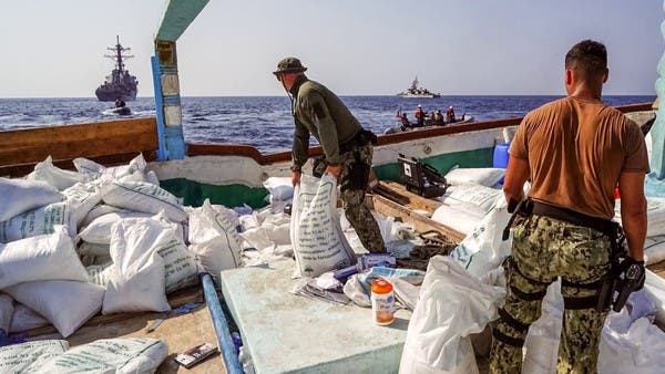 البحرية الأمريكية تعترض سفينة في خليج عمان تحمل ذخيرة من إيران إلى اليمن