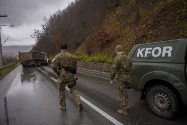 أعضاء قوة حفظ السلام التابعة للناتو "كفور" على حدود كوسوفو وصربيا