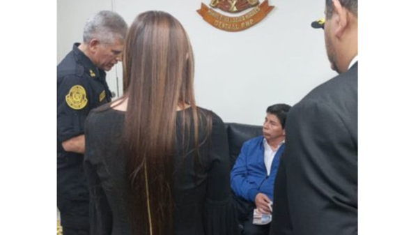 بعد ساعات من إعلان إقالته ... فيديوهات لحظة اعتقال رئيس بيرو