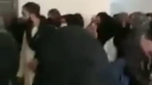 شاهد فتيات أفغانيات يصرخن على حراس الأمن احتجاجًا على إغلاق الجامعات