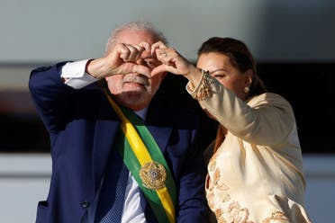 الرئيس البرازيلي لولا دا سيلفا وعقيلته يستقبلان الحشد 