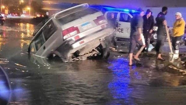 نظرة .. الانهيار الأرضي يبتلع عدة سيارات في مصر