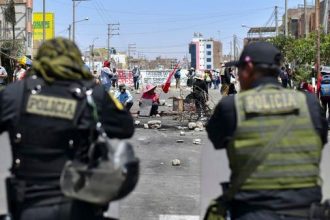 مقتل 12 شخصًا في بيرو في اشتباكات بين المتظاهرين وقوات الأمن