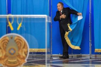 كازاخستان تجرد زعيم الأمة من لقبه وتسحب حصانة عائلته