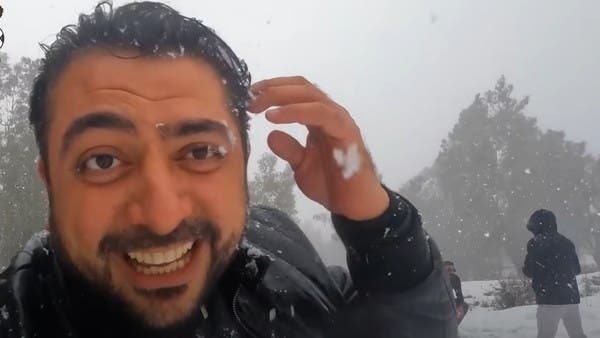 شاهد الفرح الهستيري للمؤثرين المصريين بالثلج في الجزائر
