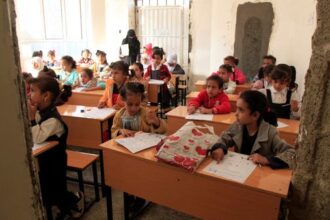 اليمن يدعو منظمة الأمم المتحدة للطفولة (اليونيسيف) للتحقيق في نهب الحوثيين لأتعاب المعلمين