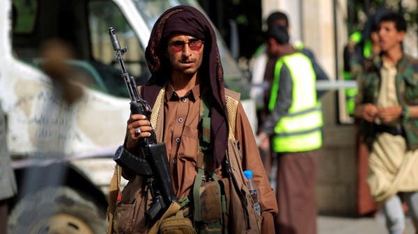 بعد السفر ... الحوثي يحظر صيانة السيارات النسائية "بدون محرم"