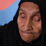 تبلغ سيدة مصرية من العمر 87 عاما تتعلم القراءة والكتابة