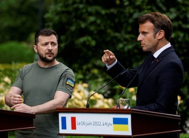 ماكرون مع الرئيس الأوكراني فولوديمير زيلينسكي في كييف في يونيو الماضي