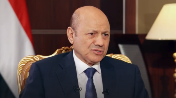 رئيس مجلس القيادة اليمني يؤكد الالتزام بنهج السلام الشامل