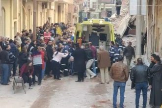 لقي ستة أشخاص على الأقل مصرعهم في انهيار مبنى سكني في جنوب مصر
