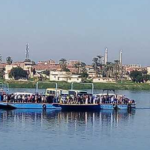 وعلى متنها 100 راكب .. سقطت ناقلة ركاب في نهر النيل بمصر