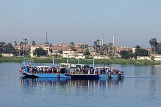 وعلى متنها 100 راكب .. سقطت ناقلة ركاب في نهر النيل بمصر
