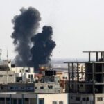 غارات إسرائيلية تستهدف مواقع لحماس في غزة وترد الحركة بوابل من الصواريخ.