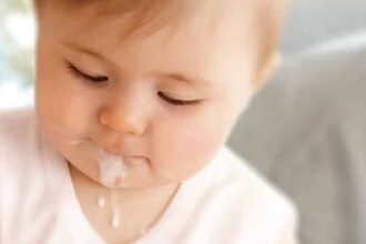 أسباب استفراغ الرضيع بعد الحليب الصناعي