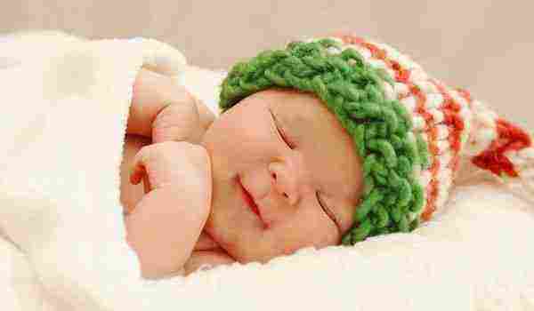 أسباب كثرة نوم الطفل حديث الولادة