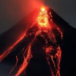 الحمم البركانية التي تندفع من باطن الارض