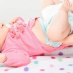 ما هو سبب ظهور خيوط سوداء في براز الرضيع ؟