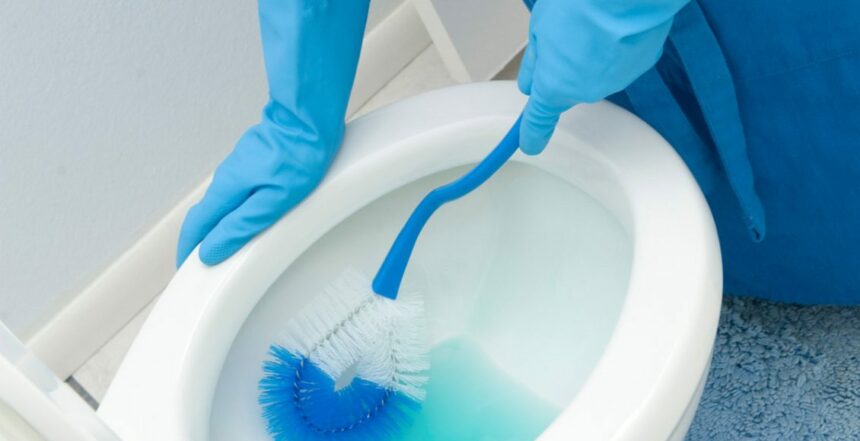 طريقة تنظيف المرحاض من الكلس