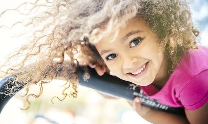 علاج الشعر الهايش والمموج للأطفال