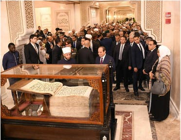 الرئيس المصري عبدالفتاح السيسي يتفقد المصحف