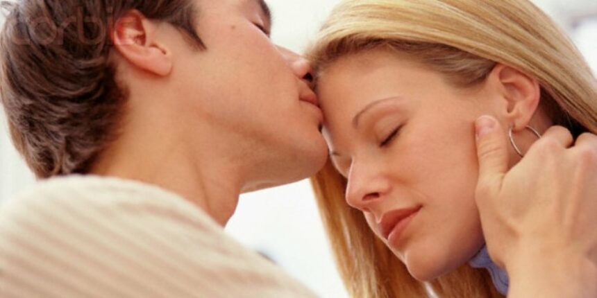 هل تقبيل الرجل للمرأة دليل على الحب