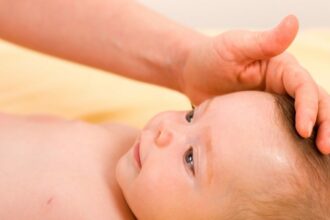 أسباب ظهور بقع حمراء في فروة رأس الرضيع وعلاجها