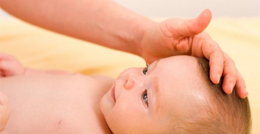 أسباب ظهور بقع حمراء في فروة رأس الرضيع وعلاجها