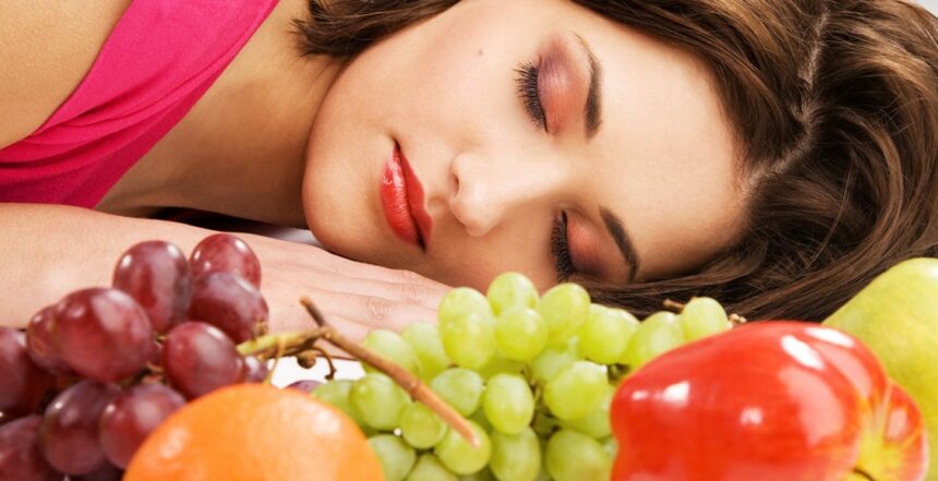 فوائد أكل الفواكه قبل النوم