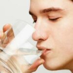 هل شرب الماء بعد الأكل يزيد الوزن