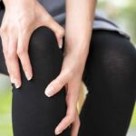 أسباب ألم الركبة المفاجئ وعلاجها